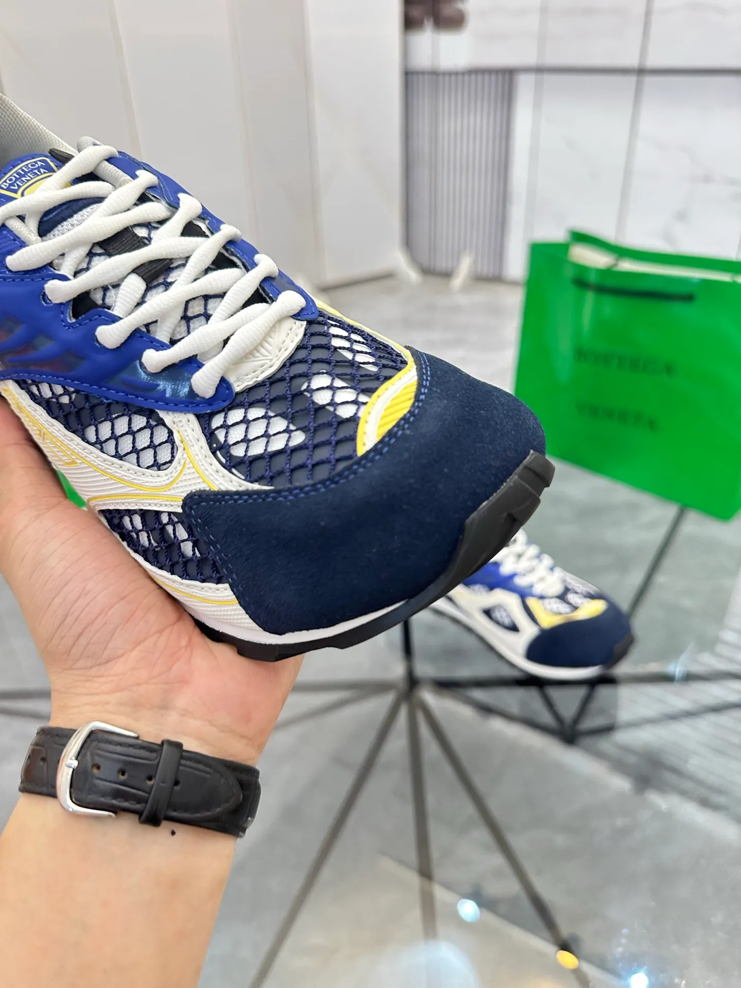 Factory men's shoes 💰: 620💰 (top version) BV Orbit sneakers Wang Yibo's same style couple's dad shoes Runner sneakers, made of lightweight technical mesh fabric. Matched with geometric pattern designed rubber outsole Wang Zha series high version Look for the package craftsmanship The actual height is much higher, but the legs are still slim. Very nice and playable and durable Matching to the standard 💯 Package shoe technology Look for the high version The outsole is made of color-blocked TPU outsole Women's model 35 36 37 38 39 40 41 (40 41 customized) Men's model 38 39 40 41 42 43 44 45. (Customized size 38 45.46) No. H345